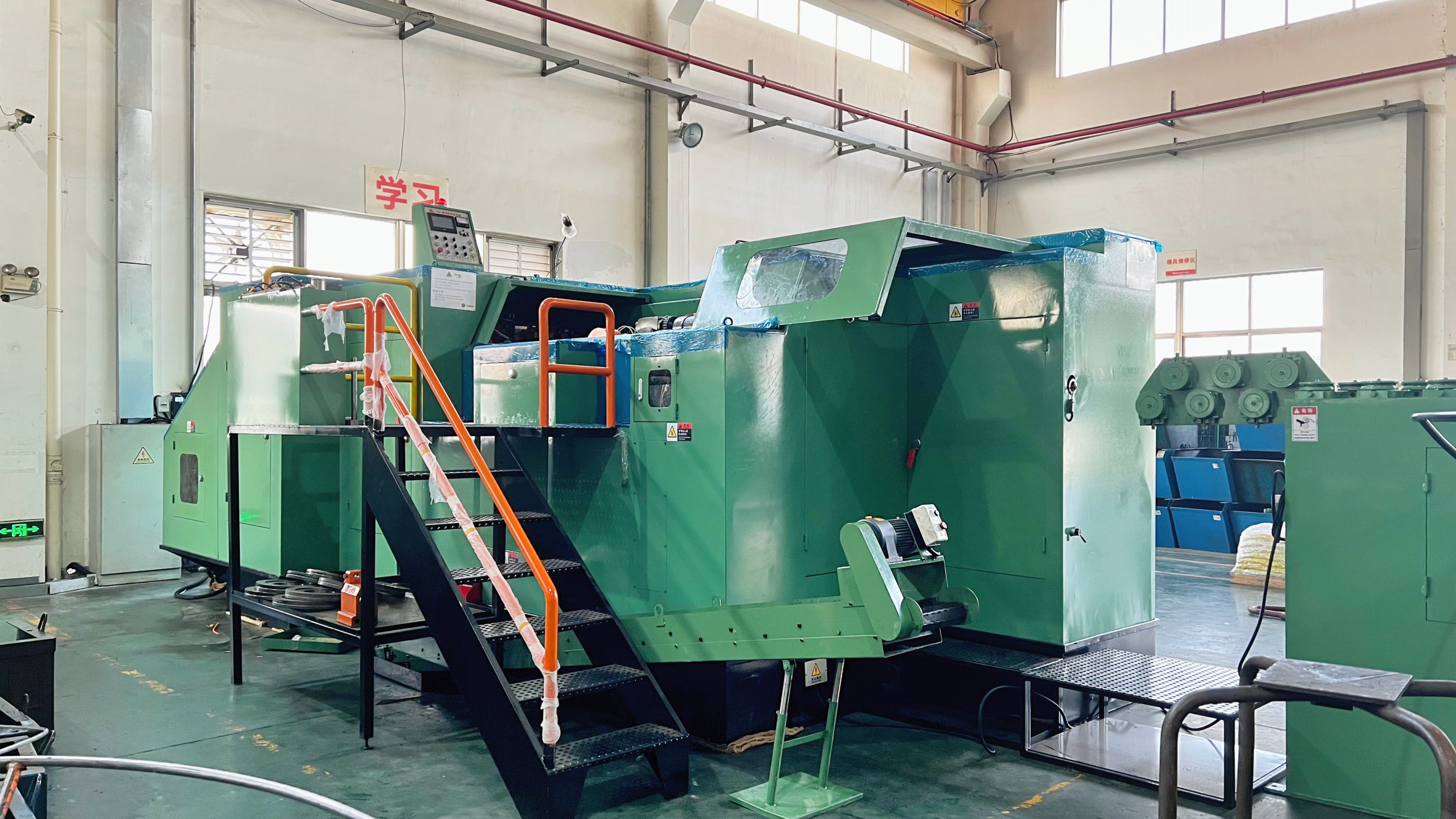 Vylepšování našich nástrojů, zdokonalování našeho řemesla: Jinsixi představuje 24B studený hlavičkový stroj na výrobu velkých spojovacích prvků